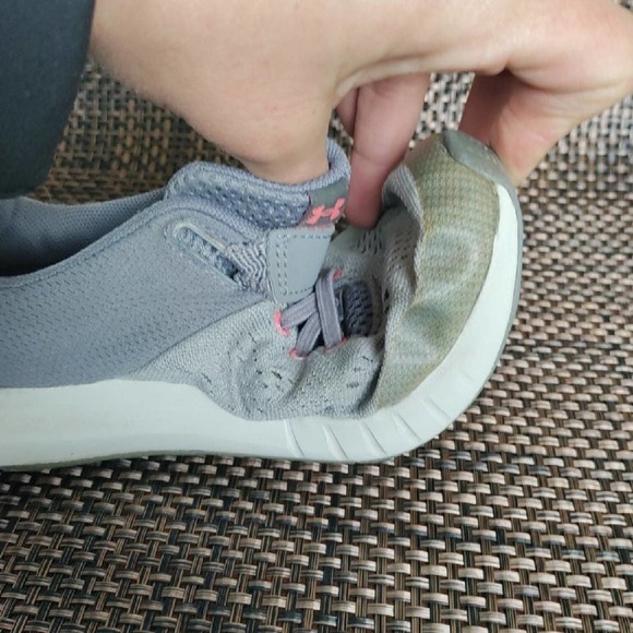 Under Armour girls shoes size 2Y - Picture 8 of 9